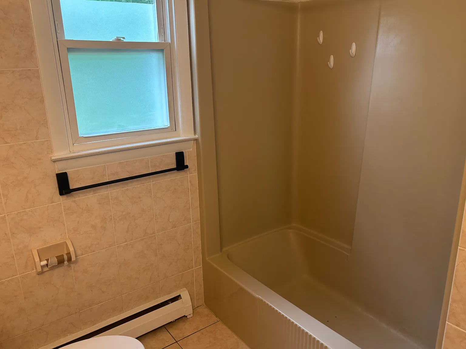 3 bed, 1200 sqft, $2,400 — Photo 4