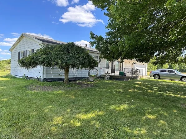 1577 Hillandale Rd NE, New Philadelphia, OH 44663