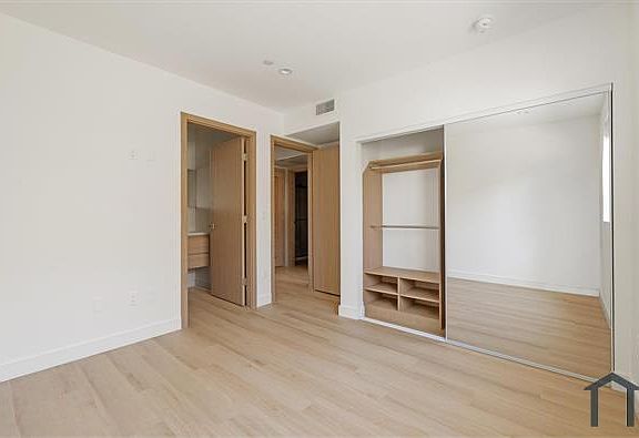 5th image of 15207 1/2 Morrison St