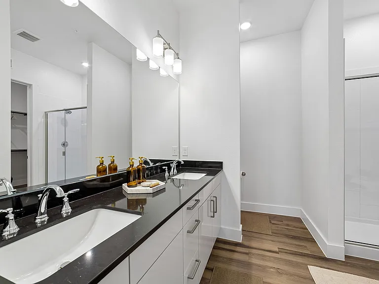 Luxe of Denton | D1 Primary Bathroom