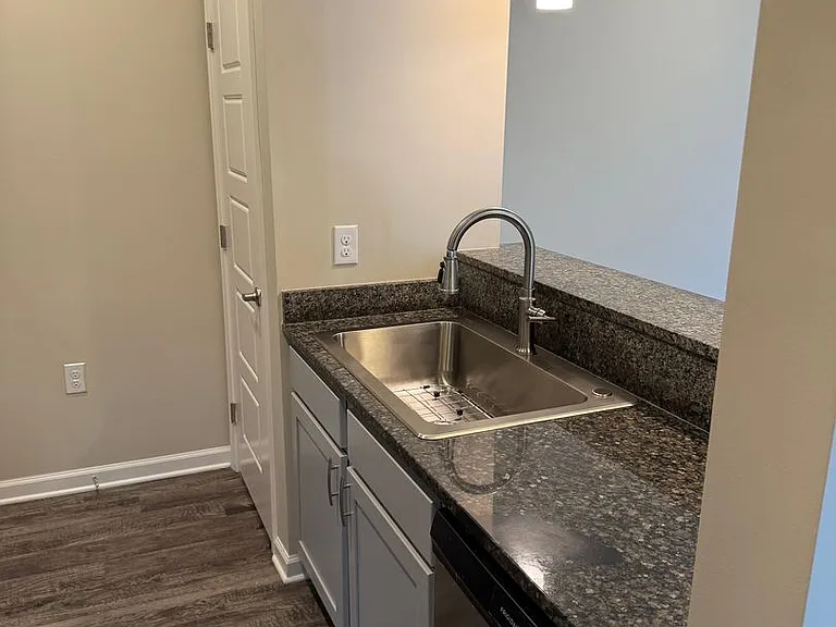 Hyde Glen Apartments — Photo 24