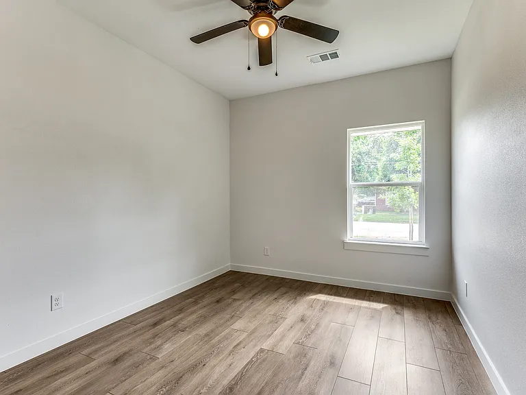 747 N Wilhite St — Photo 11