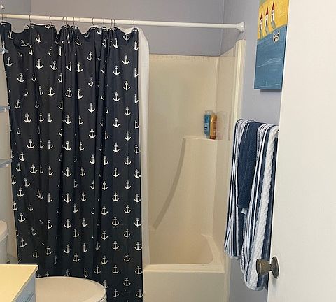 full bathroom with Tub