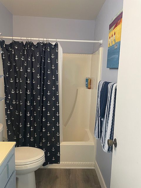 full bathroom with Tub