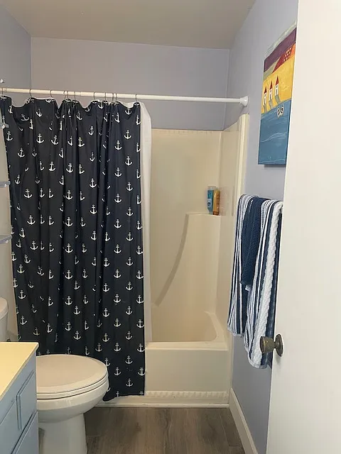 full bathroom with Tub