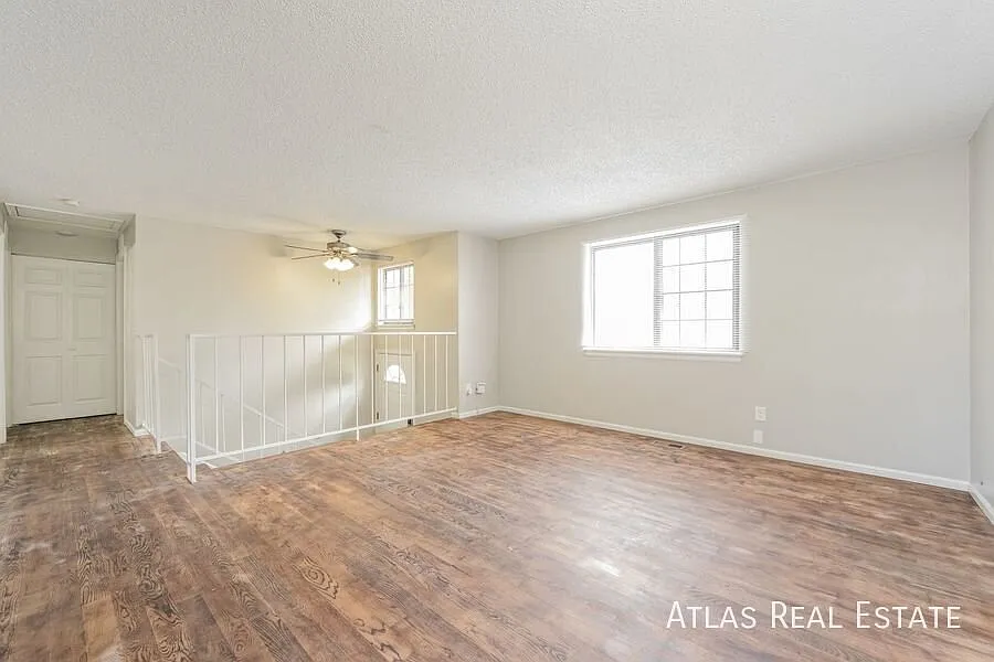 Bright beautiful 3 Bed 2 Bath with huge backyard! — Photo 3