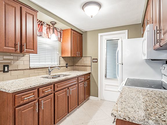 4th image of 7715 Sue Ellen Dr