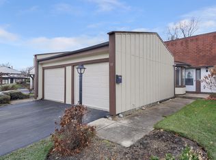 18 Westwood Dr, Indian Head Park, IL 60525