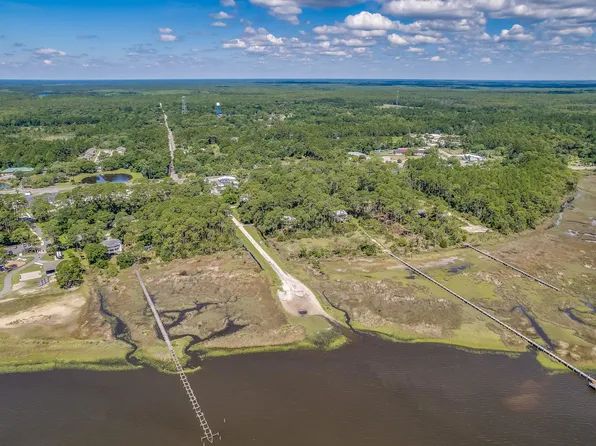 32 Walker St, Panacea, FL 32346