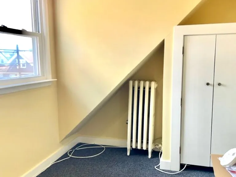A bonus room, fits an office desk.
