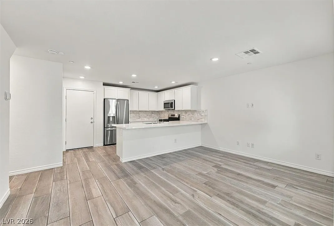 3 bed, 2.5 bath, 1275 sqft, $1,995 — Photo 4