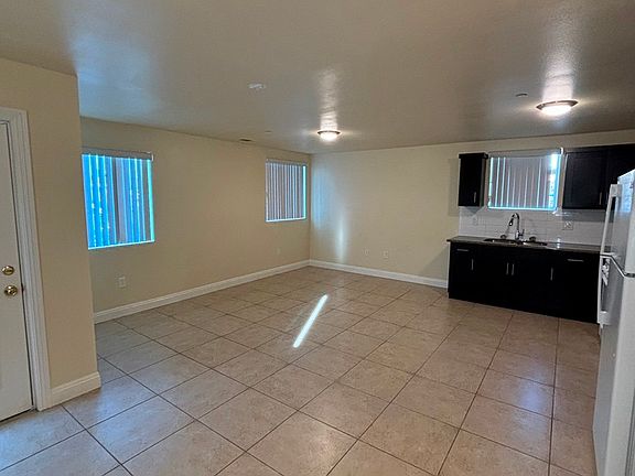 4th image of 702 W 45th St