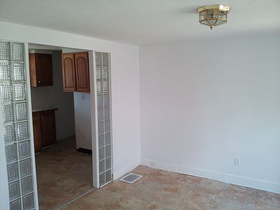 4th image of 2366 Villa Ave