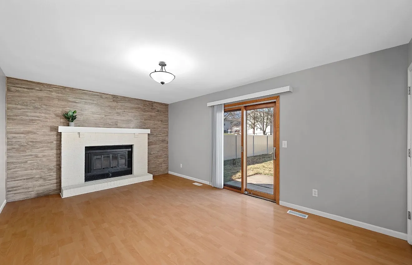 3 bed, 1356 sqft, $2,350 — Photo 3
