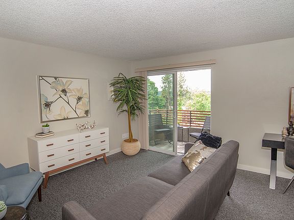 2nd image of 815 S Lincoln St APT 210