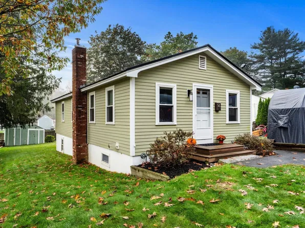 17 1/2 W Winkley St, Amesbury, MA 01913