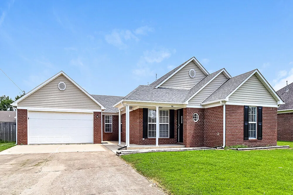 3 bed, 2.0 bath, 1299 sqft, $1,665 — Photo 3