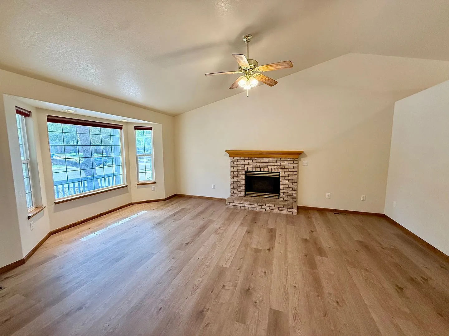 2 Weeks Free Spacious 4-Bedroom Home In Southeast Fort Collins New Paint & Flooring Throughout — Photo 4