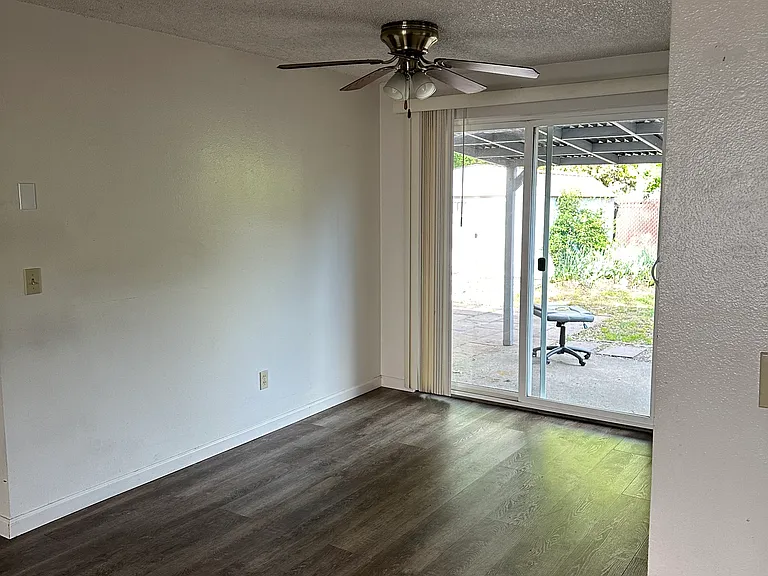1210 SE North St #B — Photo 5
