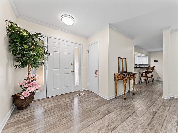4th image of 42 Lerida Cir