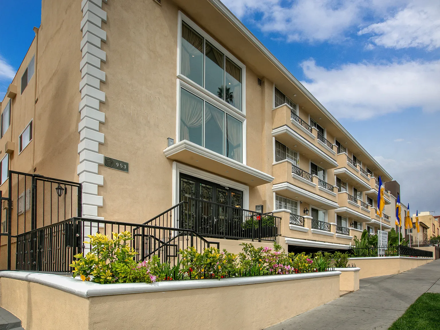 Sterling Koreatown Regency — Photo 2
