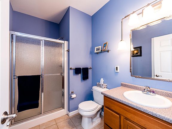 5th image of 410 Island Pointe Dr