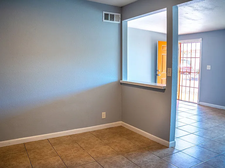 3637 E Oak St #6 — Photo 9