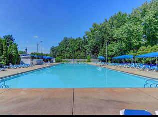 5 Terrace Cir APT 2B, Great Neck, NY 11021