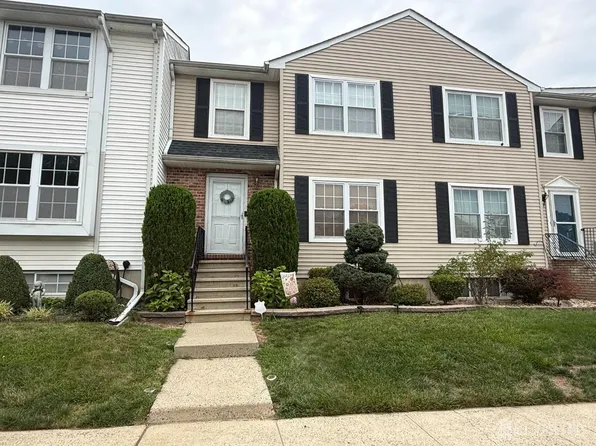 40 Lantern Ln, Sayreville, NJ 08872