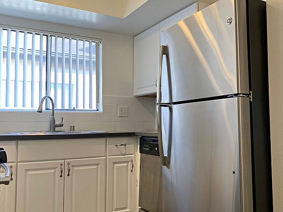 5th image of 1010-1012 E Acacia Ave #205