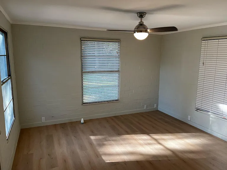 724 E Barbara St — Photo 8