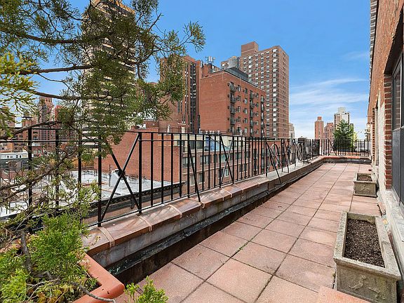 4th image of 160 E 89th St Penthouse A