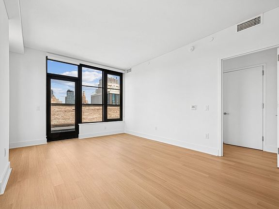 4th image of 499 President St #912