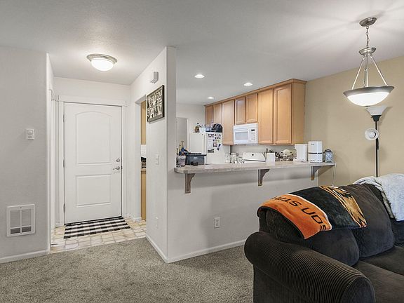 2nd image of 592 SW Cliffside Ln