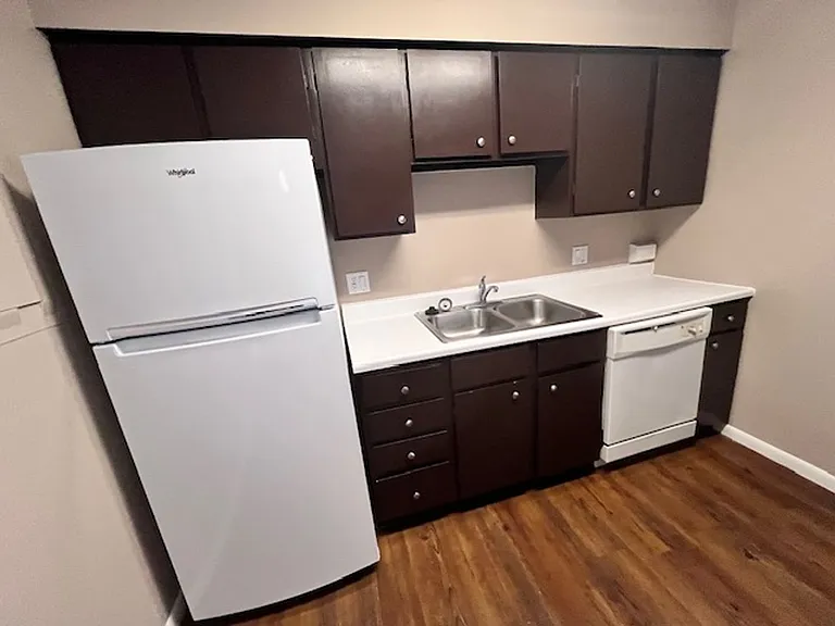 Bristol Square Apartments — Photo 67