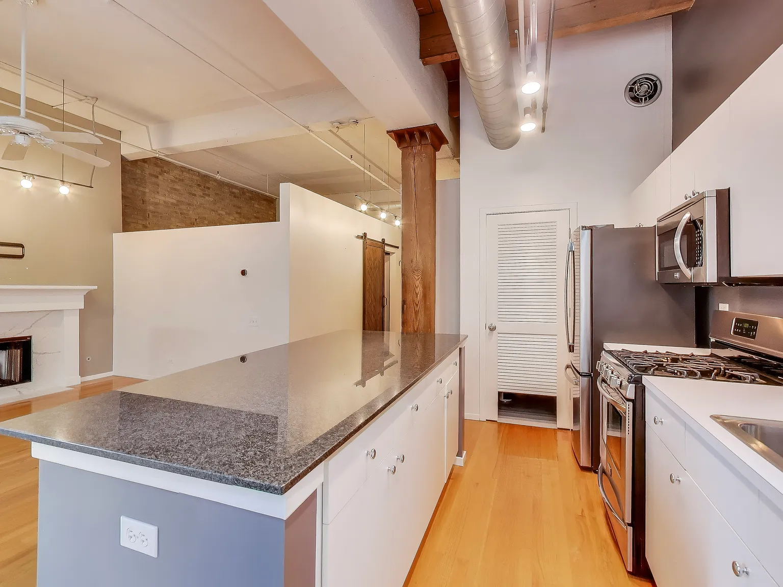 1 bed, 850 sqft, $2,400 — Photo 4