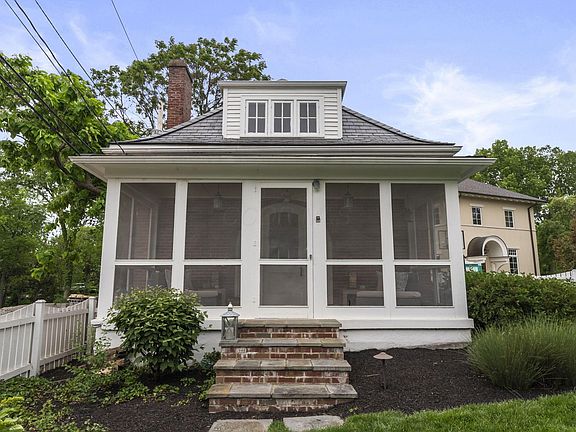 5th image of 1875 Roxbury Rd