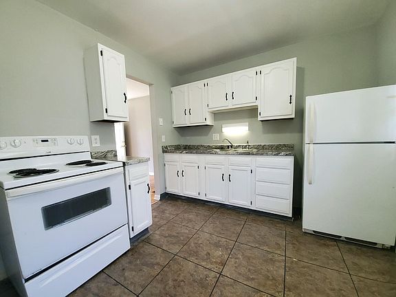 3rd image of 484 Pittsfield Dr
