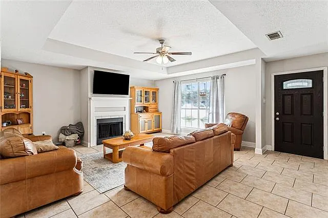 3 bed, 2.0 bath, 1444 sqft, $1,800 — Photo 2