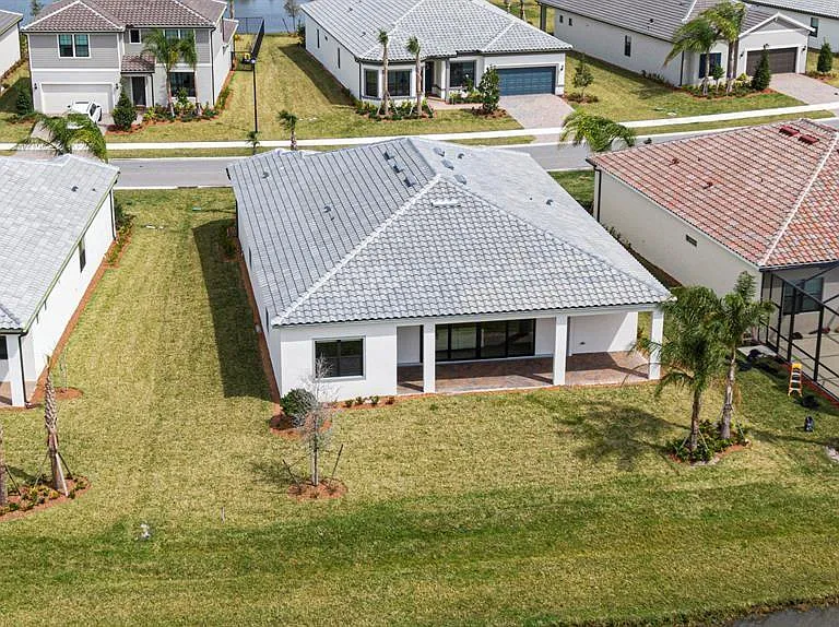 818 SE Courances Dr — Photo 12