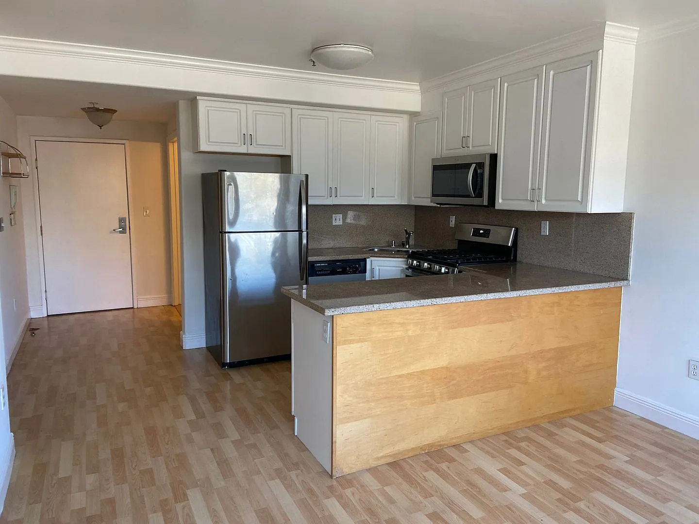 Great 1 bedroom, 1 bathroom - parking included — Photo 2