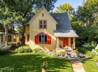 412 S 6th St, Grand Forks, ND 58201