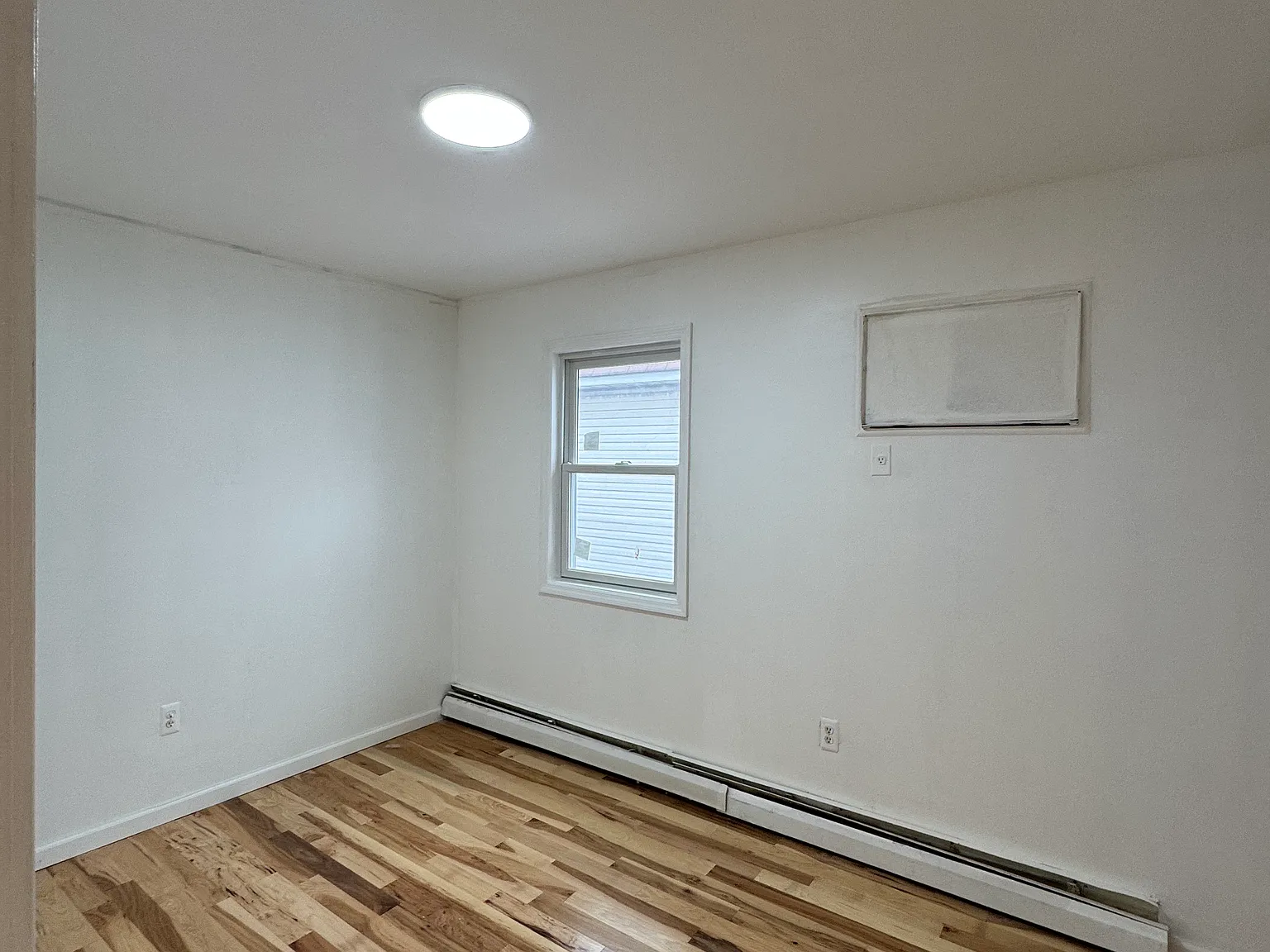 3 bed, 1200 sqft, $3,777 — Photo 3