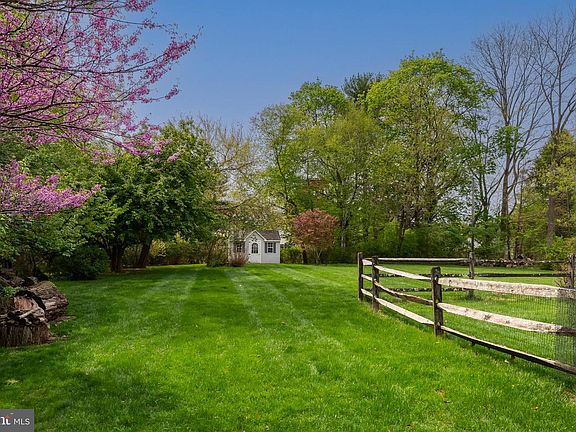 3rd image of 1247 Thomas Rd