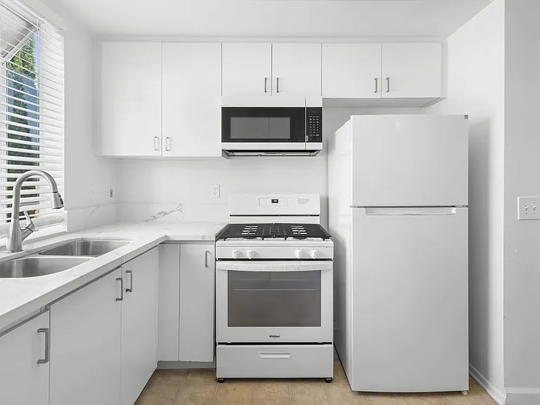 1828 Purdue Ave #203 — Photo 8
