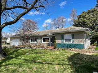 204 12th St, Carmi, IL 62821