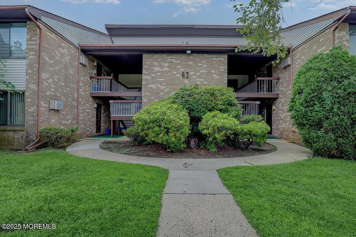 82 Amberly Drive #D photo 1