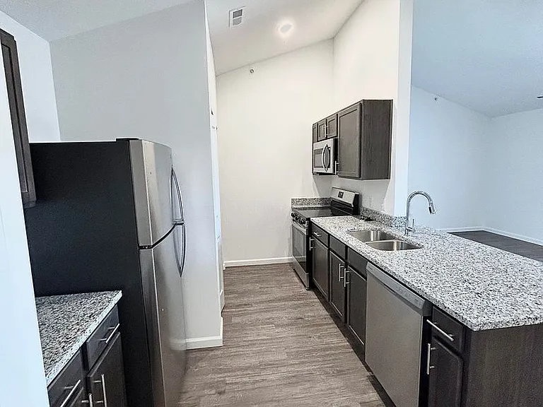 Sagamore Winds Apartments — Photo 37