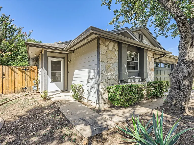 5810 Avery Island Ave — Photo 4