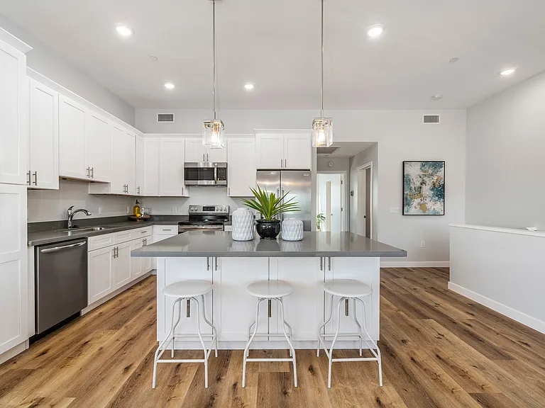 1645 E Cheery Lynn Rd #6 — Photo 6